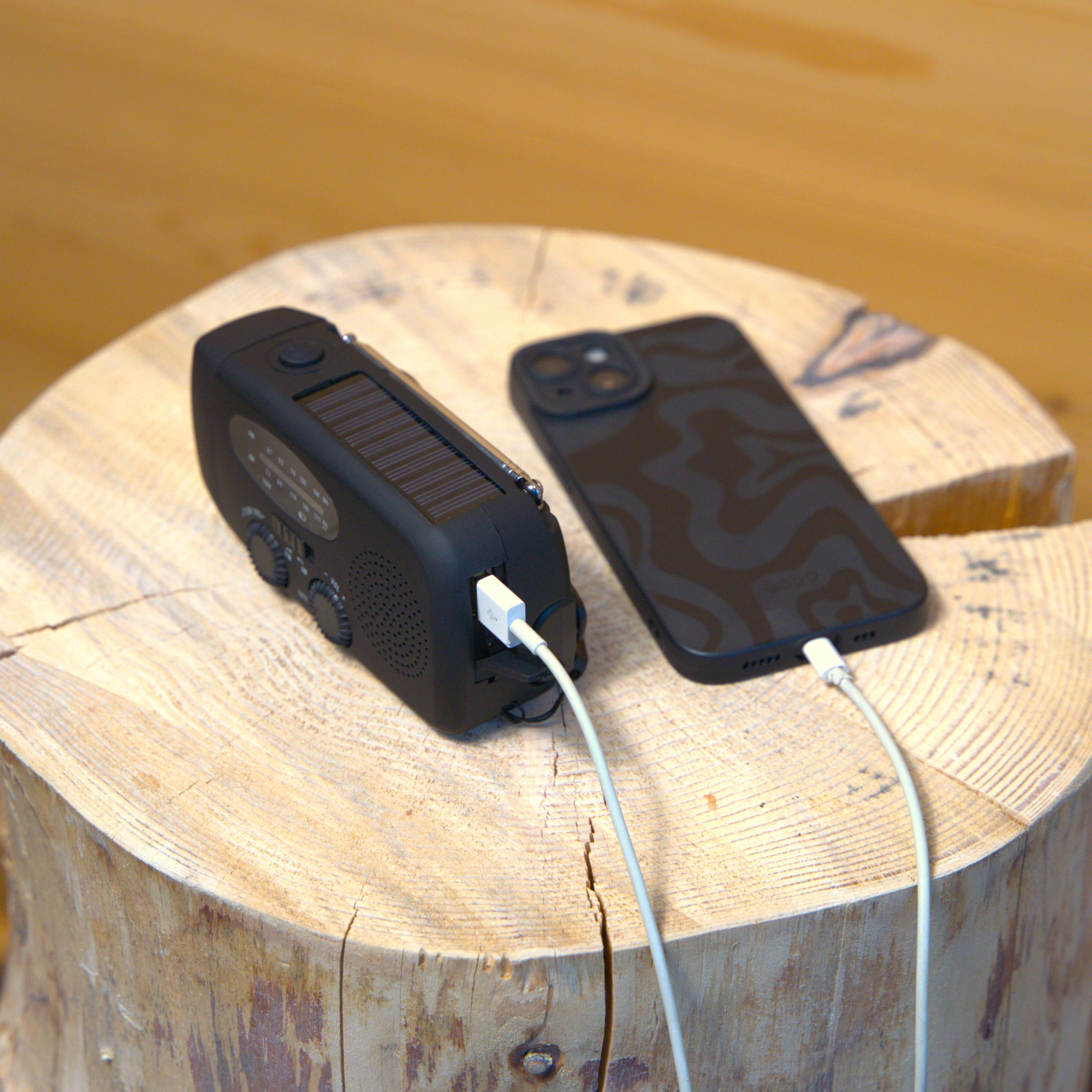 Nödradio - 2000 mAh inbyggd Powerbank, Ficklampa och Solceller